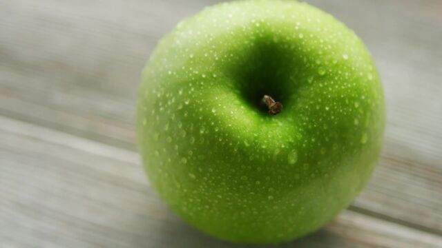Frescor a glops! 🍏​ 🍏​ 🍏​💧​💧​💧​

Mira aquesta poma rebosant de vida, plena de gotes d'aigua com perles brillants. Un recordatori que la natura ens ofereix els seus dons més purs en cada detall.

#poma #aigua #gotes #frescor #natura #fruit #healthy #delicios #catalunya #instafood #foodphotography
